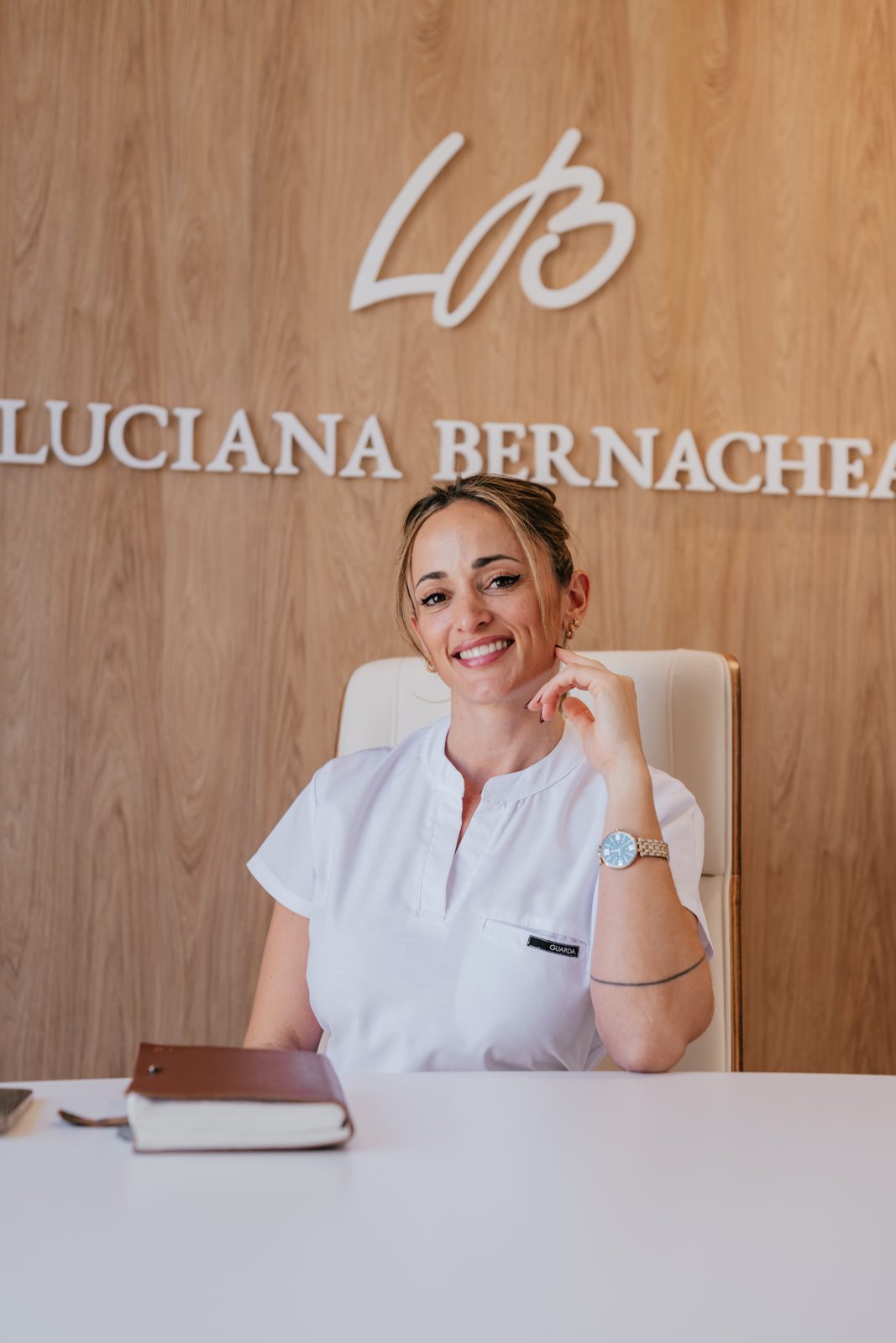 Od. Luciana Bernachea en su consultorio